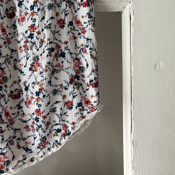 Floral Print Lace Detail Sleeveless Top - Picture 3 of 6